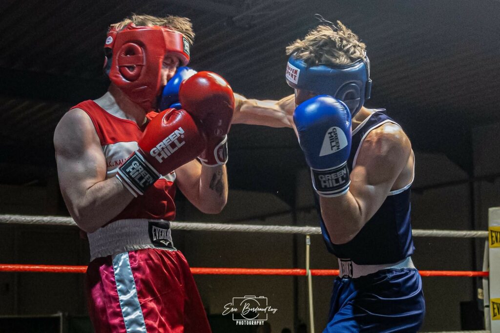 2 combattants s'echangeant de coup de points lors d'une compétation organisée par le club de Boxe d'Ottignies Louvain-la-Neuve.