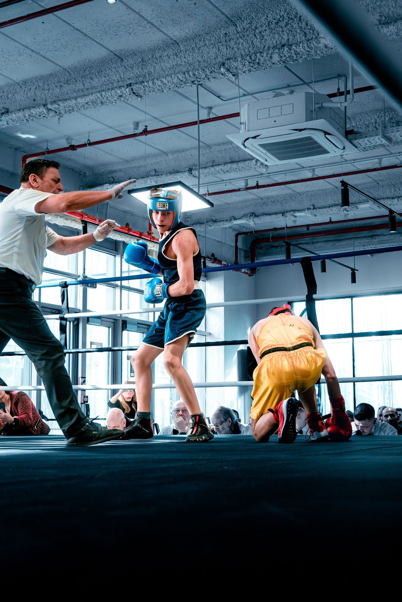 2 amateurs sur un ring dont un le genoux à terre suite à un coup porté au foie lors d'un gala de Boxe au club de Genappe